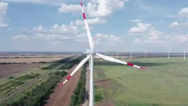 Flygfoto av vindkraftverk turbin är en populär hållbar, förnybar energikälla på vacker molnig himmel. Vindkraftverk som genererar ren förnybar energi för hållbar utveckling. — Stockvideo