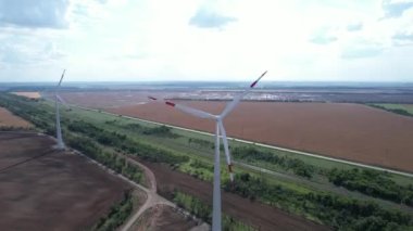 Rüzgar güç türbininin hava görüntüsü güzel bulutlu gökyüzünde popüler sürdürülebilir, yenilenebilir bir enerji kaynağıdır. Rüzgar güç türbinleri sürdürülebilir kalkınma için temiz yenilenebilir enerji üretiyor.