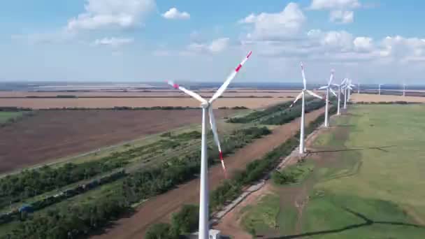 Widok z lotu ptaka Turbina wiatrowa jest popularnym, zrównoważonym, odnawialnym źródłem energii na pięknym zachmurzonym niebie. Turbiny wiatrowe wytwarzające czystą energię odnawialną dla zrównoważonego rozwoju. — Wideo stockowe