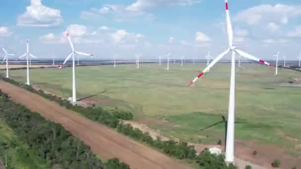 Letecký pohled na větrnou turbínu je populárním udržitelným, obnovitelným zdrojem energie na krásném zataženém nebi. Větrné elektrárny vyrábějící čistou obnovitelnou energii pro udržitelný rozvoj. — Stock video