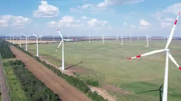Повітряний вид вітроенергетичної турбіни є популярним сталим, відновлюваним джерелом енергії на красивому хмарному небі. Вітроенергетичні турбіни, що генерують чисту відновлювану енергію для сталого розвитку . — стокове відео