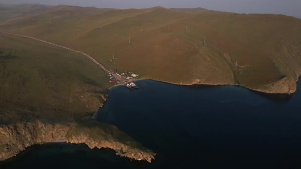 Eine Fähre von der Ostküste zur Insel Olchon Khuzhir bei Sonnenaufgang. Baikalsee. Von der Seite der Insel. — Stockvideo