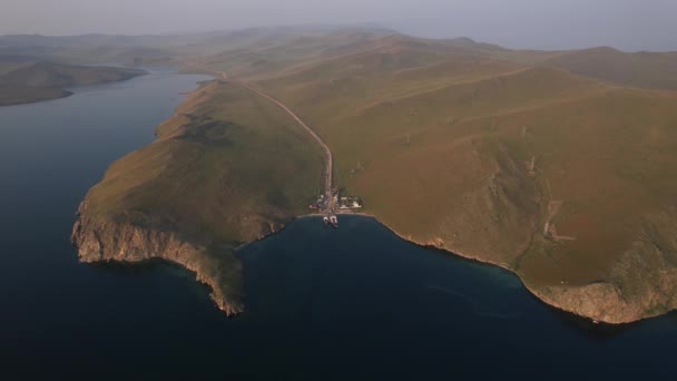 Eine Fähre von der Ostküste zur Insel Olchon Khuzhir bei Sonnenaufgang. Baikalsee. Von der Seite der Insel. — Stockvideo