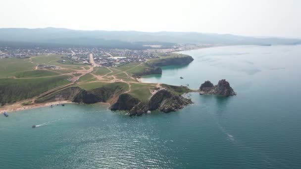 Olkhon Island, het grootste eiland in het Baikalmeer in het oosten van Siberië. Shamanka Rock op het Baikal meer bij Khuzhir op Olkhon eiland in Siberië, Rusland. — Stockvideo