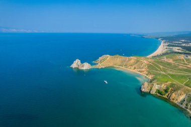 Olkhon Adası, Sibirya 'nın doğusundaki Baykal Gölü' ndeki en büyük ada. Rusya, Sibirya 'daki Olkhon adasında Khuzhir yakınlarındaki Baykal Gölü' nde Şamanka Kayası.