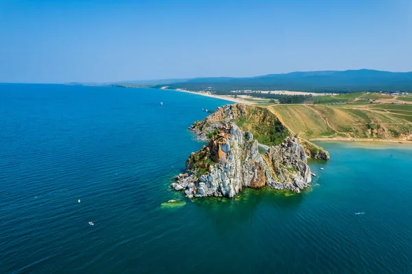 Isla Olkhon, la isla más grande en el lago Baikal en el este de Siberia. Shamanka Rock en el lago Baikal cerca de Khuzhir en la isla Olkhon en Siberia, Rusia. — Foto de Stock