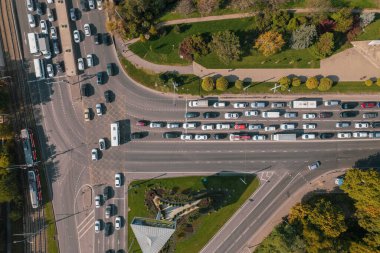 İnsansız hava araçları, trafik sıkışıklığı üst görüş, ulaşım konsepti, yukarıdan kavşak hava manzarası. Şehir merkezinde ya da kavşakta trafik var.
