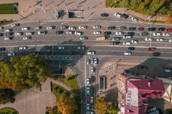 无人驾驶飞机的观点-交通拥挤顶视图,交通概念,交叉口空中景观从上方.交叉口或市中心交叉口的道路交通. — 图库照片