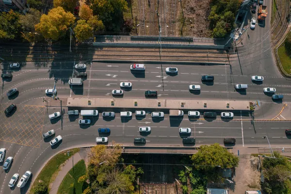 Drones point of view - traffic jam top view, transportation concept, intersection crossroad aerial view from above. Road traffic on crossroad or intersection downtown. — Stock Photo, Image