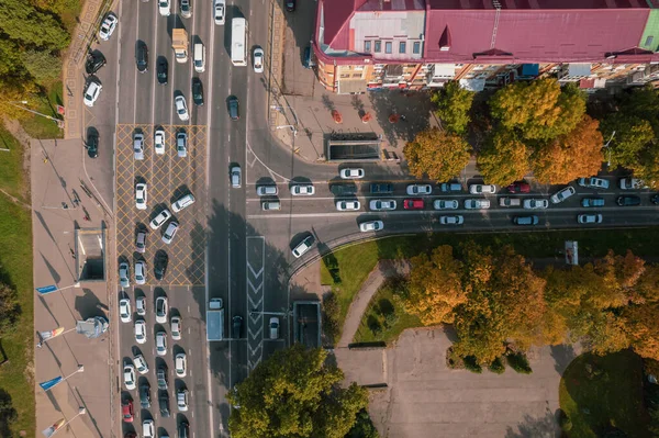 ビューのドローンポイント-交通渋滞のトップビュー、交通の概念は、交差点のクロスロードの航空ビューの上から。交差点や交差点のダウンタウンの道路交通. — ストック写真