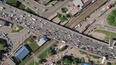 Transport Aerials - yoğun şehir trafiğinin yoğun olduğu otoyol manzarası yoğun trafik sıkışıklığı otoyol köprüsü.