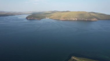Gün doğumunda doğu kıyısından Olkhon Adası 'na giden bir feribot. Baykal Gölü. Adanın diğer tarafından..