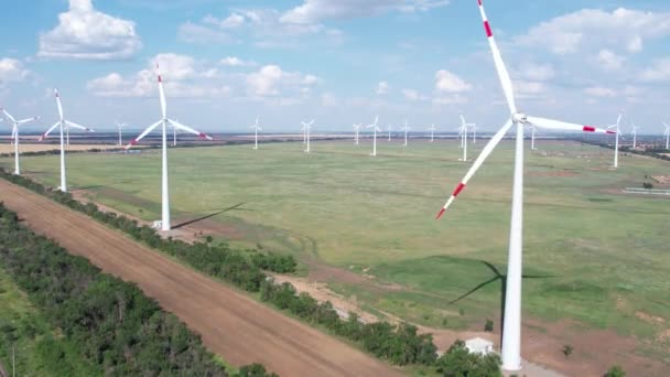 Vista aérea da turbina eólica é uma fonte de energia sustentável e renovável popular no céu nublado bonito. Turbinas eólicas geradoras de energia renovável limpa para o desenvolvimento sustentável. — Vídeo de Stock