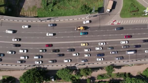 Transport Aerials - z góry na dół widok autostrady ruchliwej miasta godziny szczytu ciężki ruch drogowy dżem most autostrady. — Wideo stockowe