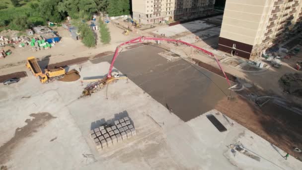 Вид с воздуха - площадка для строительства дорог и большой насос для заливки бетона — стоковое видео