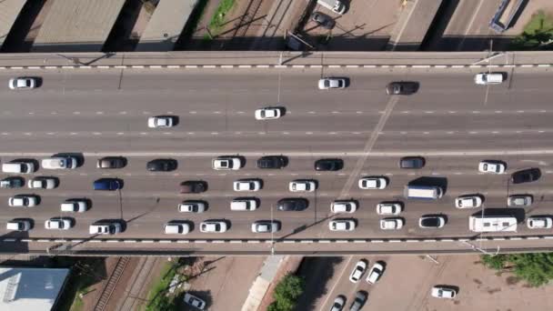 Aeronaves de transporte - vista de arriba hacia abajo de la autopista concurrida ciudad hora punta tráfico pesado atasco puente de carretera. — Vídeo de stock