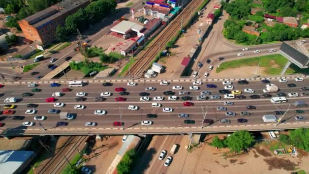 Transport Aerials - z góry na dół widok autostrady ruchliwej miasta godziny szczytu ciężki ruch drogowy dżem most autostrady. — Wideo stockowe