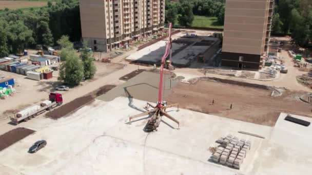 Hava manzarası - yol inşaatı alanı ve beton döken yol için büyük bir pompa — Stok video