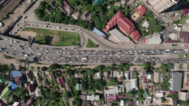 Trasporti Aerials vista dall'alto verso il basso di autostrada occupato città ora di punta pesante traffico ponte autostradale. — Video Stock