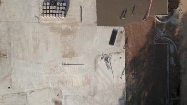 Hava manzarası - yol inşaatı alanı ve beton döken yol için büyük bir pompa