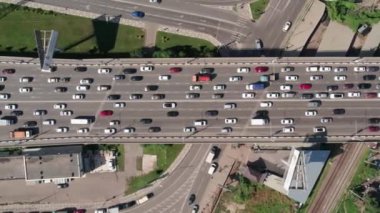 Transport Aerials - yoğun şehir trafiğinin yoğun olduğu otoyol manzarası yoğun trafik sıkışıklığı otoyol köprüsü.