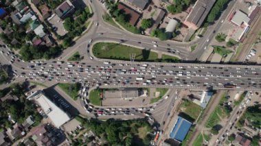 Transport Aerials - yoğun şehir trafiğinin yoğun olduğu otoyol manzarası yoğun trafik sıkışıklığı otoyol köprüsü.