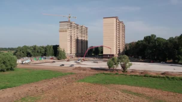 Аерофотозйомка - дорожньо-будівельний майданчик і великий насос для бетонної дороги — стокове відео