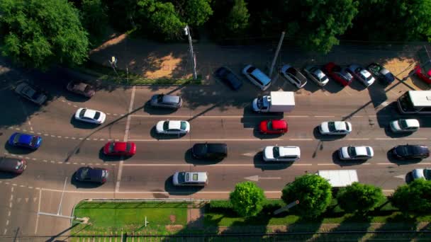 Transport Antenner - uppifrån och ner utsikt över motorvägen upptagen stad rusningstid tung trafik marmelad motorväg. — Stockvideo