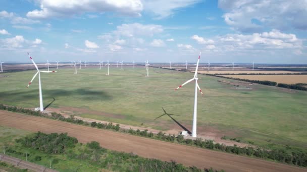 Vista aérea de la turbina de energía eólica es una popular fuente de energía sostenible y renovable en el hermoso cielo nublado. Turbinas eólicas generadoras de energía renovable limpia para el desarrollo sostenible. — Vídeo de stock