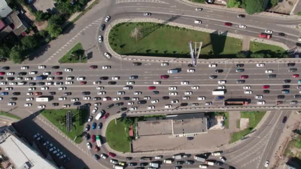 Transport aerian - vedere de sus în jos la autostrada aglomerat oraș oră de vârf trafic greu blocaj pod autostradă. — Videoclip de stoc