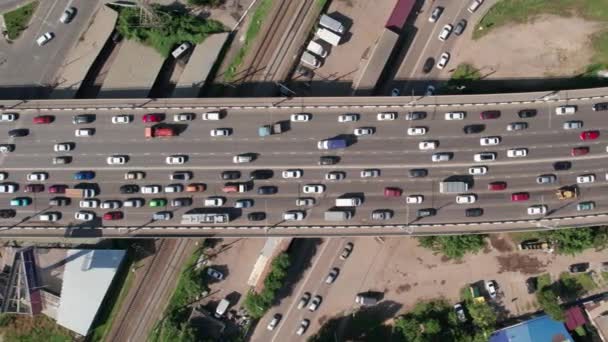 Aeronaves de transporte - vista de arriba hacia abajo de la autopista concurrida ciudad hora punta tráfico pesado atasco puente de carretera. — Vídeo de stock