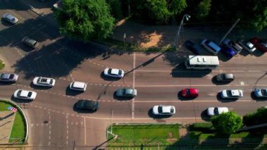 Ulaşım Havacıları - yoğun şehir trafiği yoğun trafiğinin yoğun olduğu otobanın tepeden aşağı görüntüsü.
