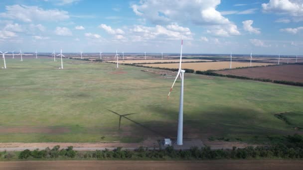 Légi kilátás szélenergia turbina egy népszerű fenntartható, megújuló energiaforrás a gyönyörű felhős ég. Tiszta megújuló energiát termelő szélerőművek a fenntartható fejlődés érdekében. — Stock videók