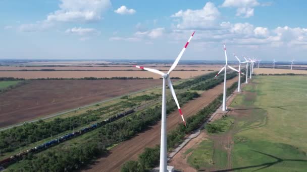 风力涡轮机的空中景观是一个受欢迎的可持续的，可再生能源在美丽的云天。为可持续发展生产清洁可再生能源的风力涡轮机. — 图库视频影像