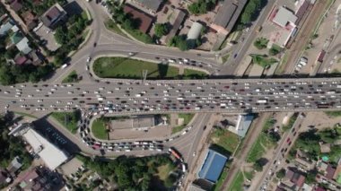 Transport Aerials - yoğun şehir trafiğinin yoğun olduğu otoyol manzarası yoğun trafik sıkışıklığı otoyol köprüsü.
