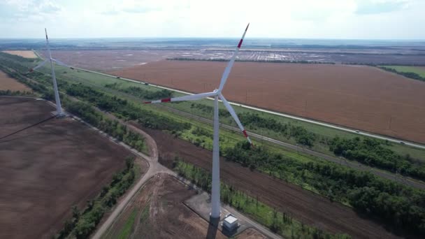 Légi kilátás szélenergia turbina egy népszerű fenntartható, megújuló energiaforrás a gyönyörű felhős ég. Tiszta megújuló energiát termelő szélerőművek a fenntartható fejlődés érdekében. — Stock videók