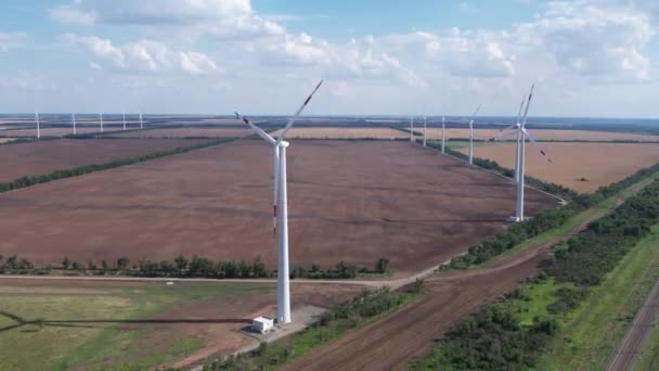 Flygfoto av vindkraftverk turbin är en populär hållbar, förnybar energikälla på vacker molnig himmel. Vindkraftverk som genererar ren förnybar energi för hållbar utveckling. — Stockvideo