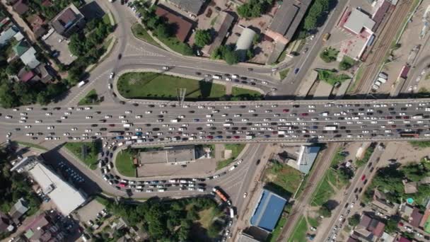 Aeronaves de transporte - vista de arriba hacia abajo de la autopista concurrida ciudad hora punta tráfico pesado atasco puente de carretera. — Vídeo de stock