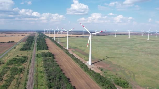 Windkraftanlagen aus der Luft sind eine beliebte nachhaltige, erneuerbare Energiequelle bei schönem bewölkten Himmel. Windkraftanlagen zur Erzeugung sauberer erneuerbarer Energien für eine nachhaltige Entwicklung. — Stockvideo