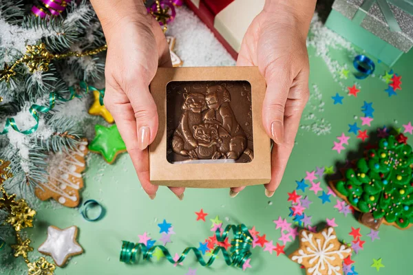 새로운 초콜릿 장난감 이 준비되어 있습니다. 초콜릿 장난감은 호랑이 모양이며, 2022 년을 상징한다. 즐거운 기분. 스톡 사진