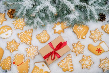 Koyu bir yüzeyde farklı şekillerde zencefilli kurabiye deseni. Üst görünüm.