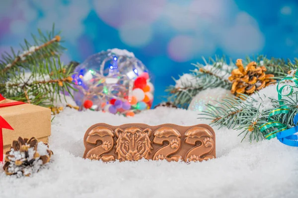 Figura de chocolate de Navidad en la nieve. figura de chocolate forma 2022. Año Nuevo composición — Foto de Stock