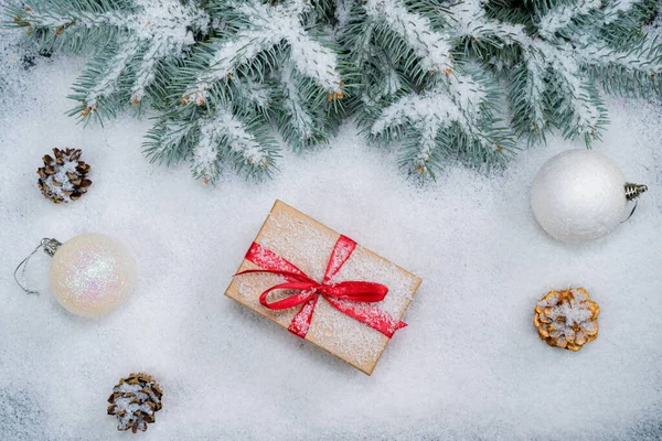 Fondo de Navidad con cajas de regalo en nieve — Foto de Stock