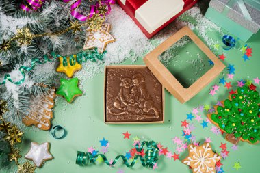 Yeni Yıl kompozisyonu düzlüğü: 2022 'nin sembolü çikolatalı kaplan. Üst görünüm.