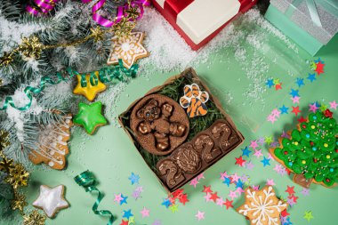 Yeni Yıl kompozisyonu düzlüğü: 2022 'nin sembolü çikolatalı kaplan. Düz yatış, üst görünüm.