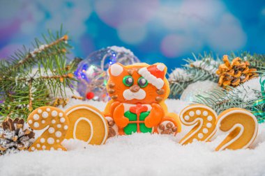 Kaplanlı zencefilli kek 2022 'nin Noel arkaplanı. Tatil ruh hâli kartı. Aile gelenekleri, DIY, kutlama konsepti. Ev yapımı zencefilli kurabiye ile şenlikli arka plan.
