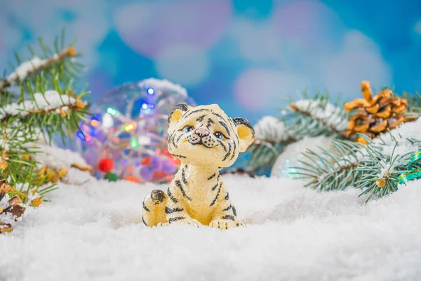 Juguete de chocolate navideño en nieve. Juguete de chocolate en forma de tigre, símbolo del año 2022. Alegría. — Foto de Stock