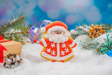 Kaplanlı zencefilli kek 2022 'nin Noel arkaplanı. Tatil ruh hâli kartı. Aile gelenekleri, DIY, kutlama konsepti. Ev yapımı zencefilli kurabiye ile şenlikli arka plan.