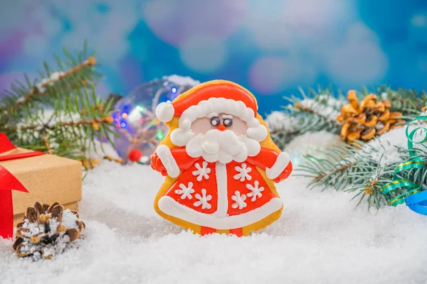 크리스마스 배경은 호랑이 진저브레드 2022. 휴일 기분 카드 야. 가족의 전통 , DIY 축하의 컨셉트. 집에서 만든 진저브레드 쿠키를 곁들인 즐거운 배경. 스톡 이미지
