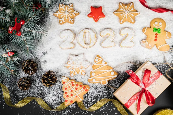 Yeni yıl 2022, kar arkaplanı üzerine tatil kompozisyonu